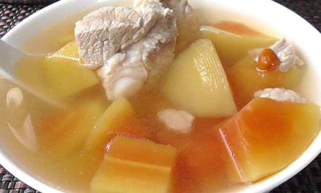 美容养颜的青木瓜排骨汤