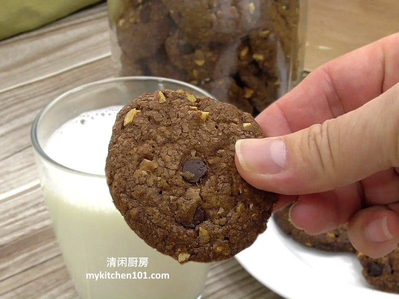 hazelnut-chocolate-chip-cookies-mykitchen101-feature