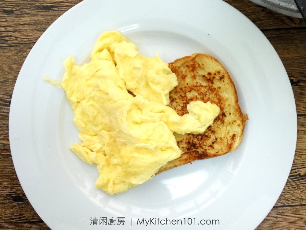 Scrambled Eggs with Garlic Toast