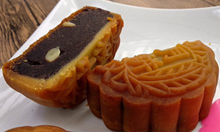 今年中秋节自己在家学做月饼 – 广式红豆沙月饼