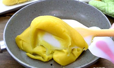 纯正风味：香滑榴莲豆蓉月饼馅，用新鲜榴莲果肉制作