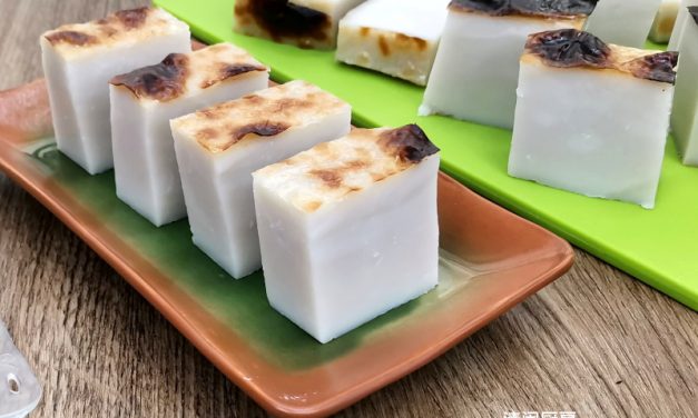 粘米粉版Kuih Bengkang (俗称：肥猪肉/猪油糕)