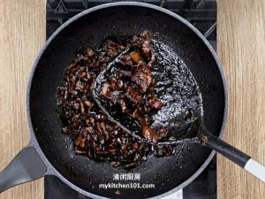 炒黑酱油三层肉
